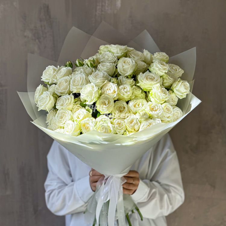 Белый букет кустовых пионовидных роз (в руках флориста)