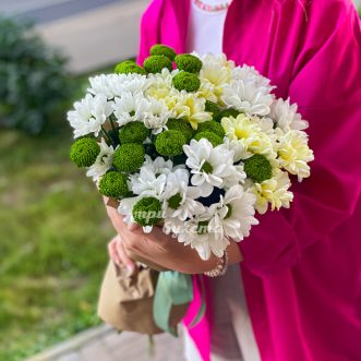 Букет кустовых хризантем в крафте