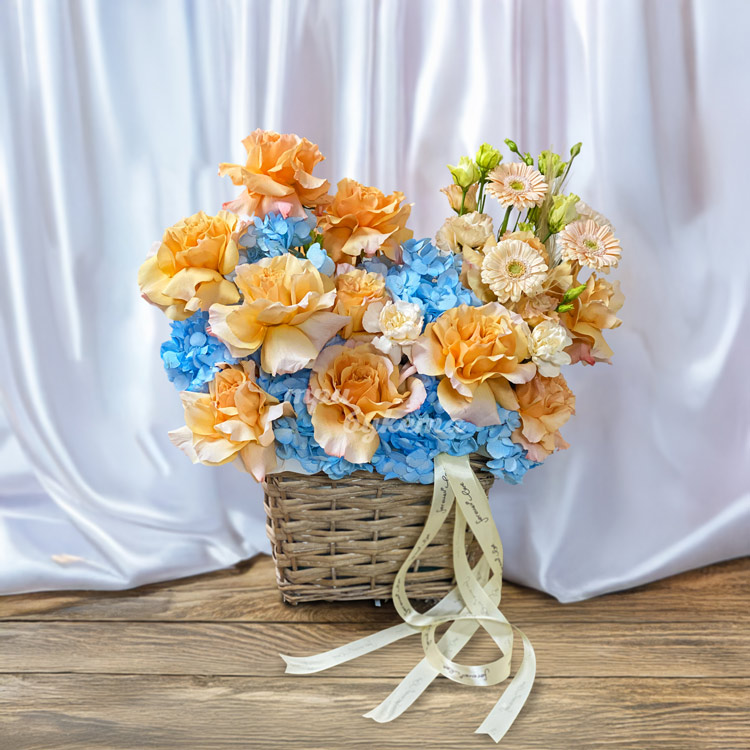 Персиковые розы с синими гортензиями в корзине