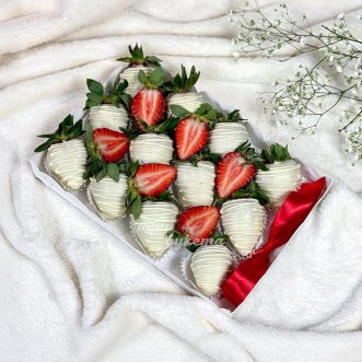 Коробка из 12 клубник в белом шоколаде