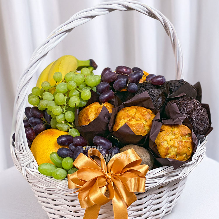 Корзина с виноградом и маффинами (крупный план)